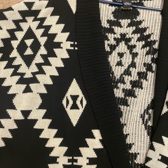 Womens BCBGMaxazria 3/4" Sleeve Aztec Chunky Knit Cardigan. Size S/M - Picture 4 of 6